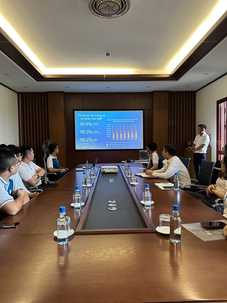 Consulting team presenting strategy in a modern boardroom
